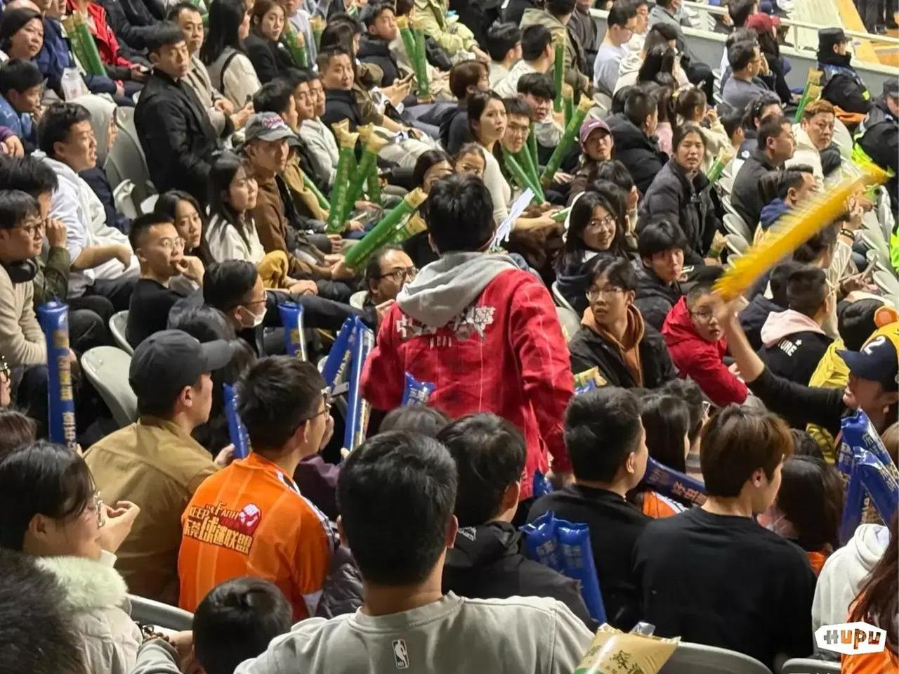 体育竞技场面激烈刺激，球迷心情澎湃