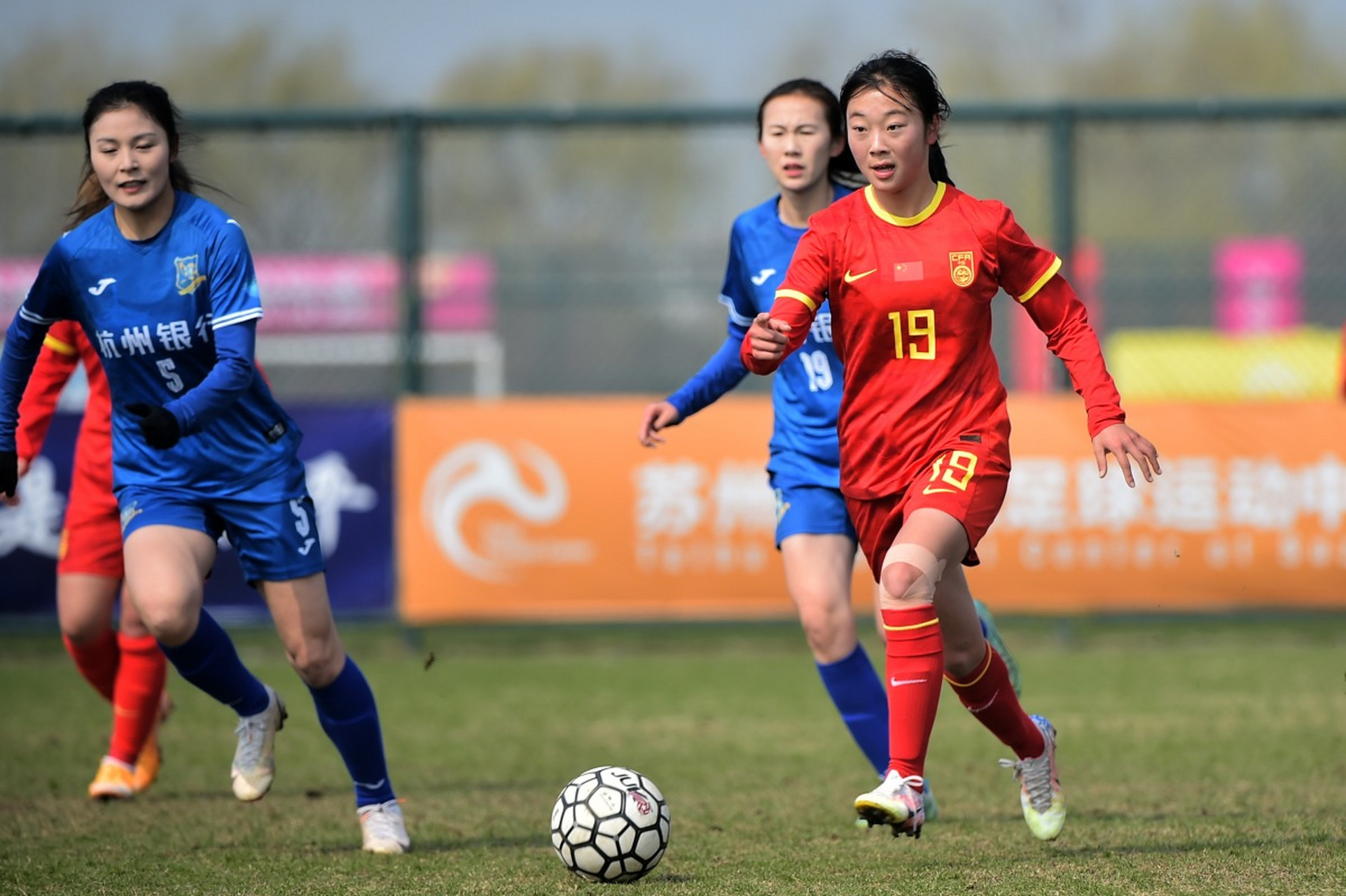 中国女足迎来重要比赛，队员备战状态出色