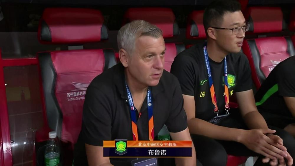 球队核心在比赛中受伤，教练组开始调整战术布局的简单介绍