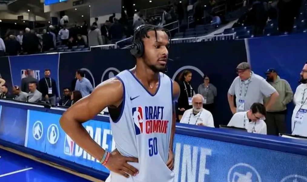 包含NBA夏季联赛首场战罢，年轻球员表现出色的词条