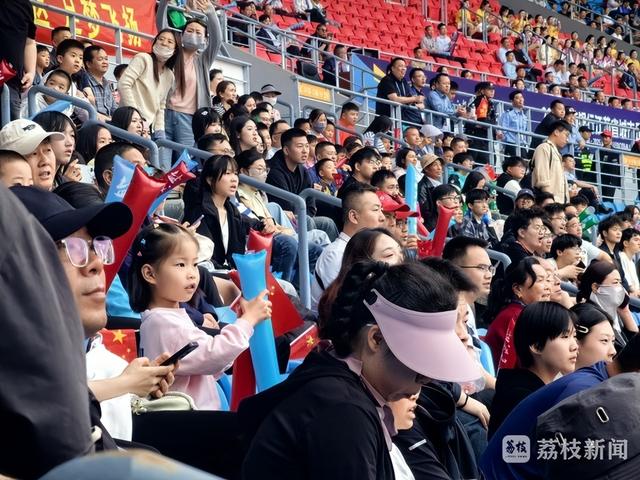 精彩足球赛事持续进行，球迷热情不减